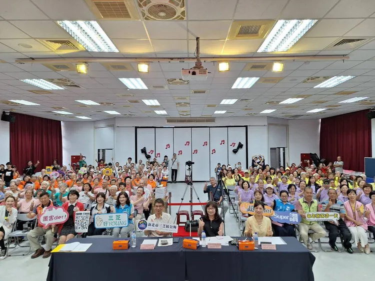 三芝長輩享壽樂活活動，秀出創意與活力。區公所提供