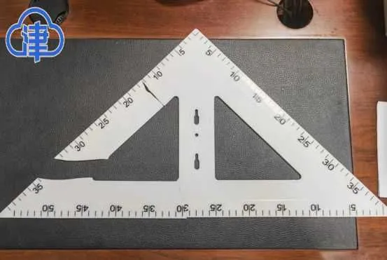 疑似老師打人的三角板。翻攝自津雲新聞