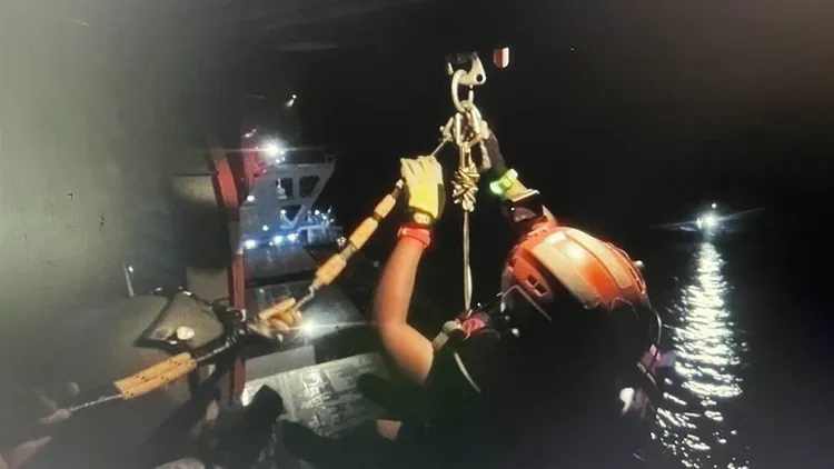 一艘在花蓮港外的賴比瑞亞籍散裝貨輪，昨晚向台灣發出求助信號，船上3名船員在密閉空間內窒息。 空勤總隊提供