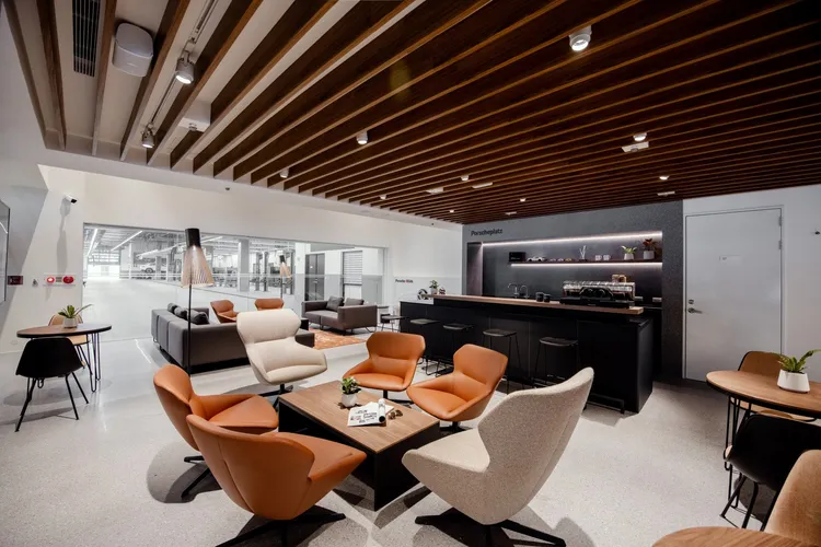 Porsche Platz寬大的玻璃帷幕讓一塵不染的維修區一覽無遺，車主能隨時看到愛車維修的過程。業者提供