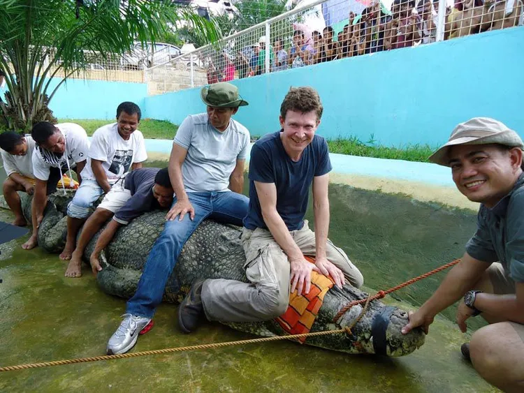 布里頓移居澳洲從事鱷魚相關工作。翻攝臉書