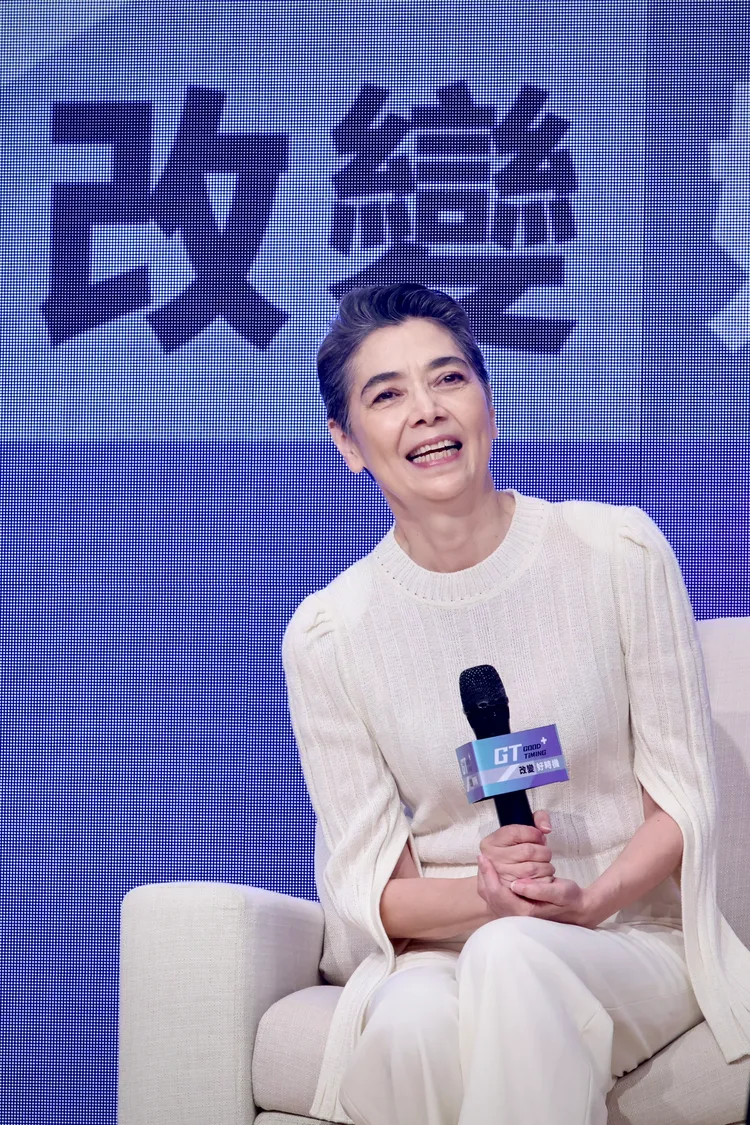 鴻海創辦人郭台銘今宣布副手是女星賴佩霞。林林攝