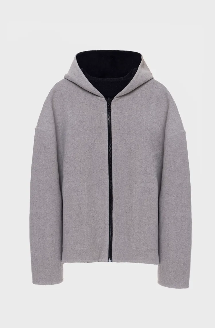 雙面羊毛連帽外套鐵霧灰，4萬6000元。品牌提供