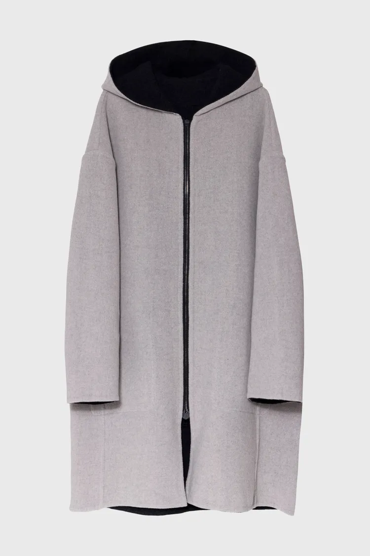 雙面長版連帽大衣鐵霧灰，4萬9000元。品牌提供