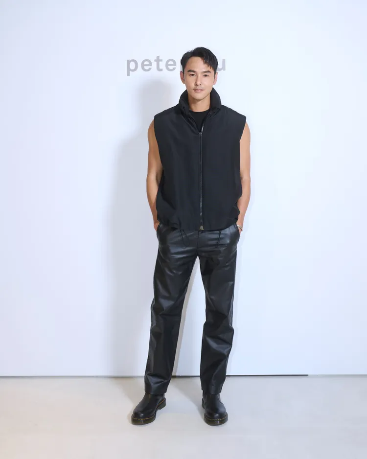 阮經天身穿peter wu立領鋪棉背心以及皮革工作長褲。品牌提供