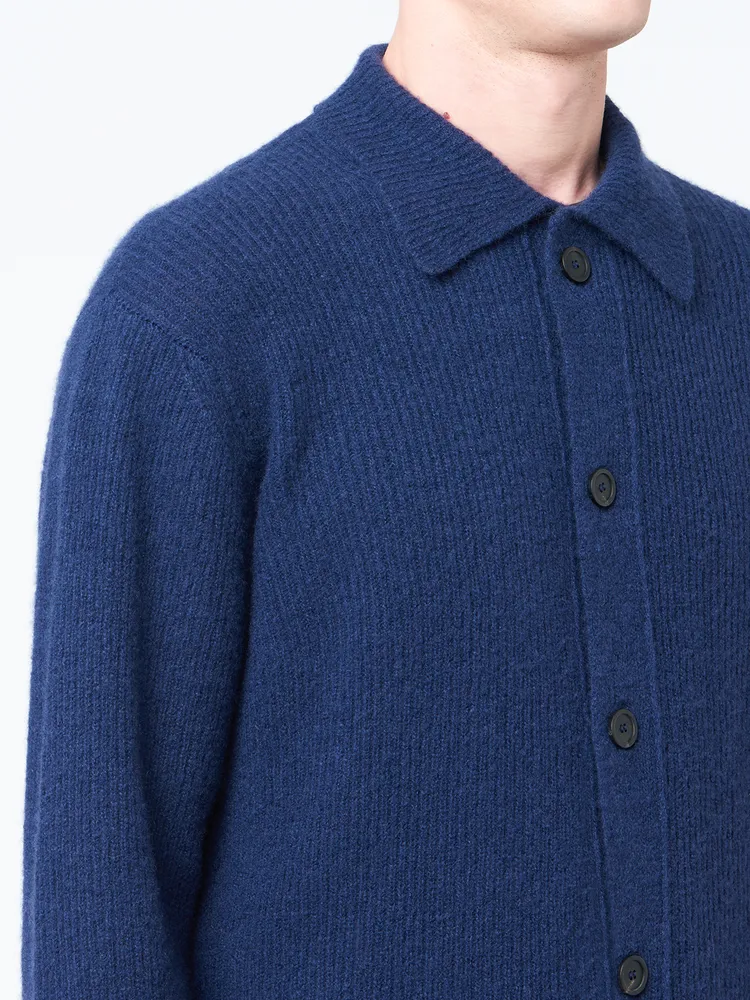 cashmere羊絨混紡真絲開襟衫海軍藍，2萬8000元。品牌提供