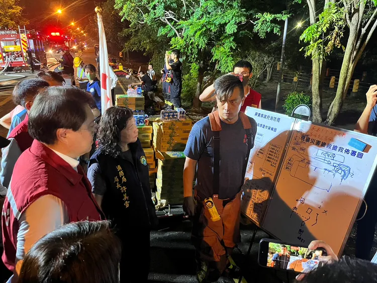 內政部長林右昌聽取救災進度。翻攝畫面