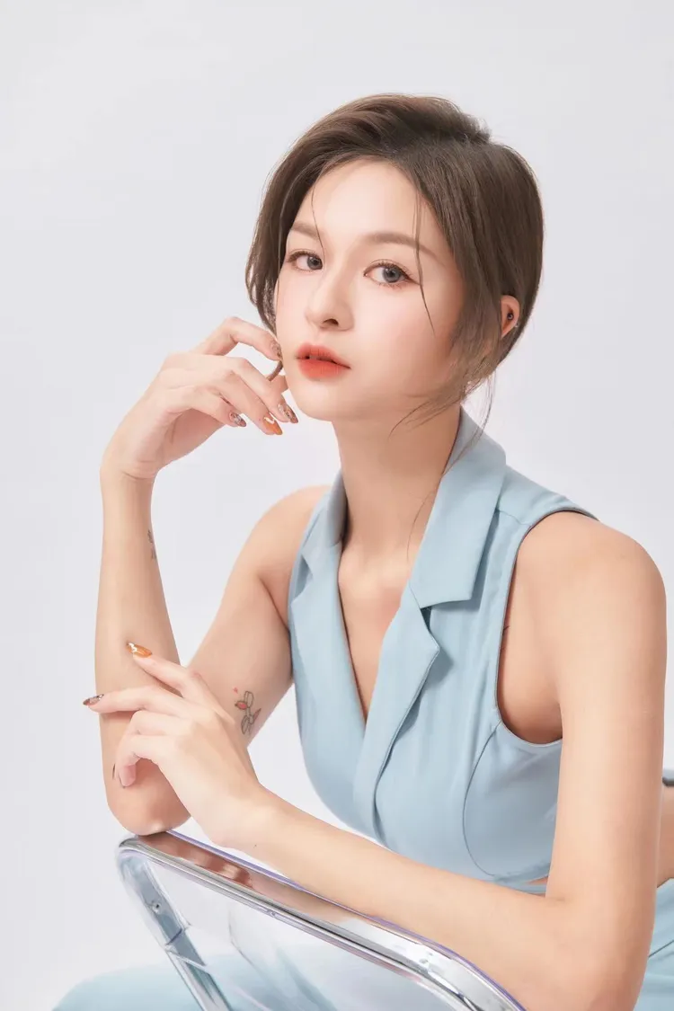 愛閱讀的LANGSTAR 浪LIVE程緹，擁有知性的另一面。