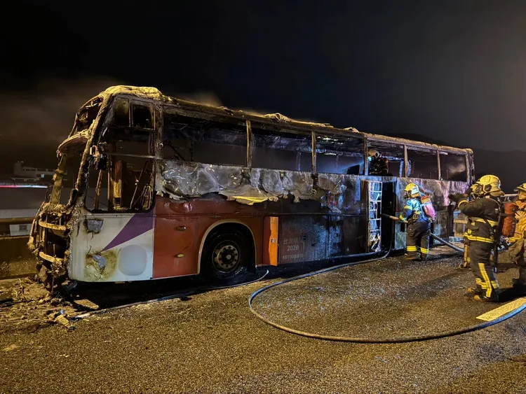 遊覽車燒得幾乎成為廢鐵。國道警方提供