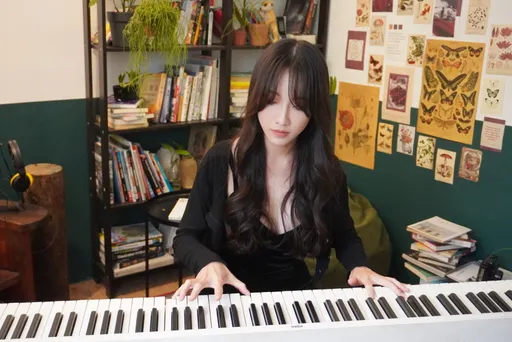 浪LIVE LANGSTAR直播主Vivi性感才華洋溢   靠優美琴聲收服粉絲   