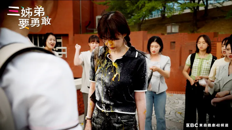 李荷娜劇中被林周煥的鐵粉砸雞蛋。東森提供