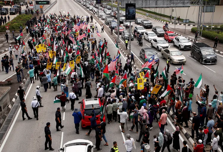 與會者走上高速公路。路透社