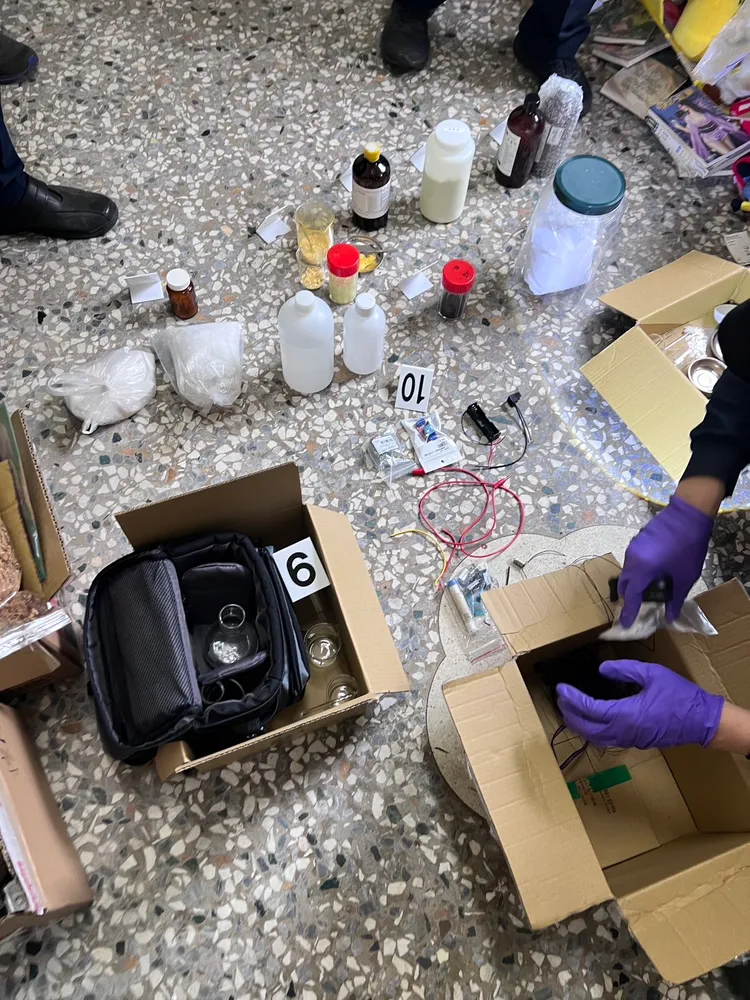 現場搜出多款化學原料。讀者提供