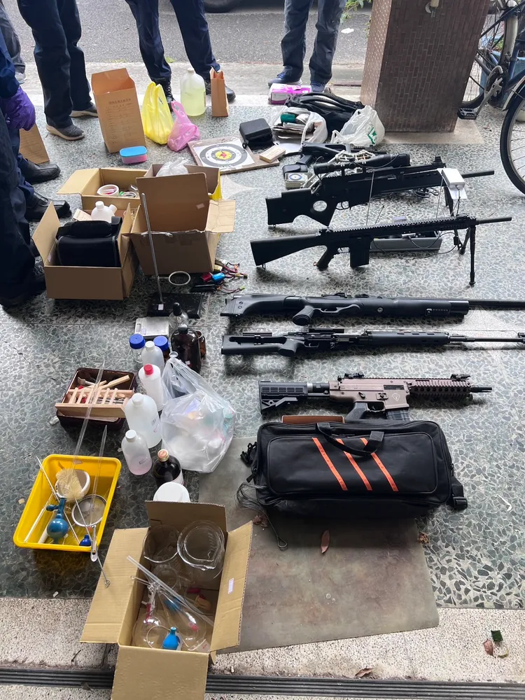 檢警起出多把長槍。讀者提供