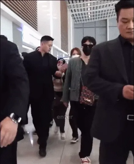 GD今年4月現身機場，走路時雙手一直動停不下來。翻攝theqoo