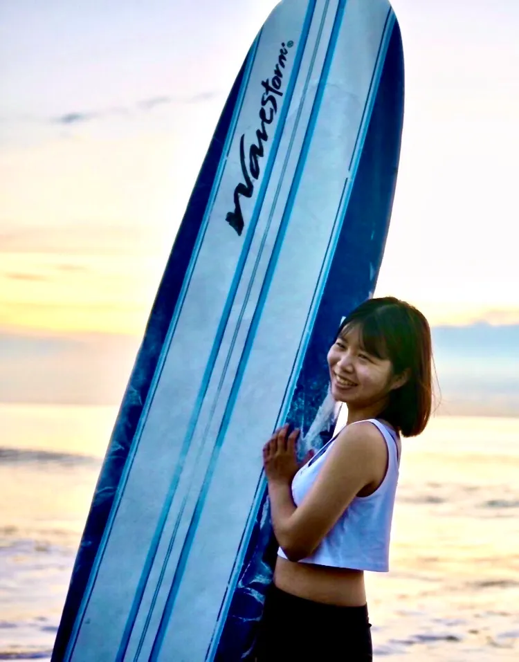 曾心怡熱愛衝浪。翻攝畫面