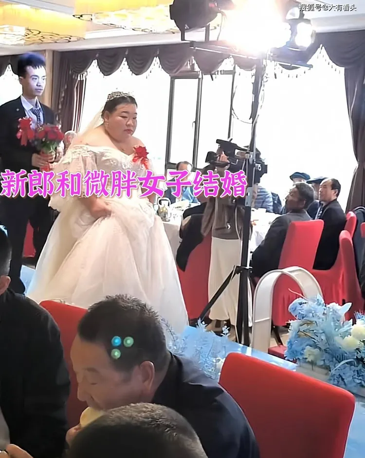 新人進場時畫面。翻攝自搜狐網