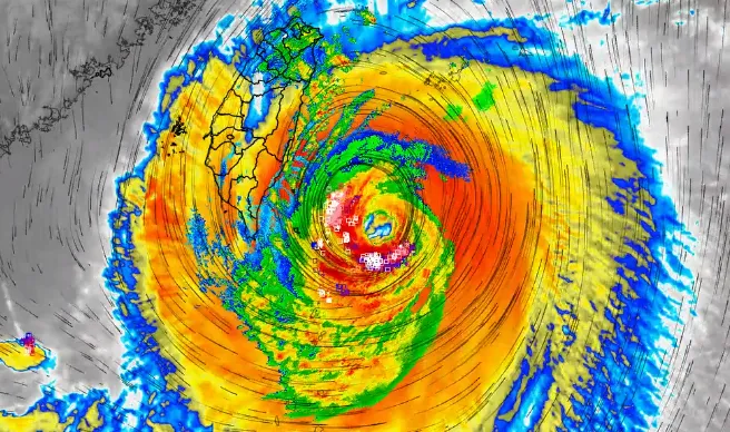 彭啟明指出，颱風眼牆旁的閃電對流很旺盛。翻攝自彭啟明臉書