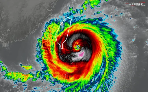 中颱小犬閃電狂冒!超清晰「厚實眼牆」曝光 他驚:南半圈特別暴力