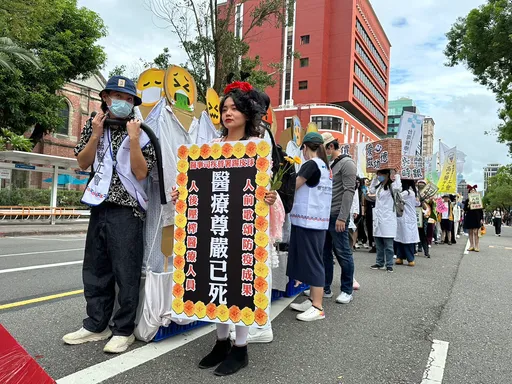 政府放任職場地獄!護理師領證32萬人僅59%執業 近5百人被逼上街頭