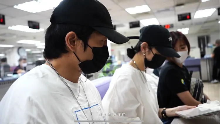 李千娜（右）和黃尚禾到南港戶政事務所登記結婚。翻攝李千娜臉書