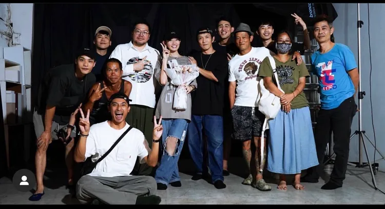 新人（中）和眾好友們。翻攝李千娜IG