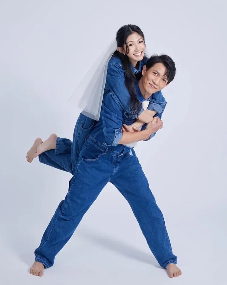 黃尚禾（右）和李千娜10月5日颱風天登記結婚。