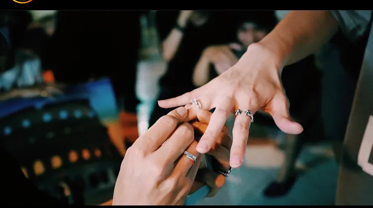 閃亮的鑽戒是1.5克拉Joy colori。翻攝李千娜IG