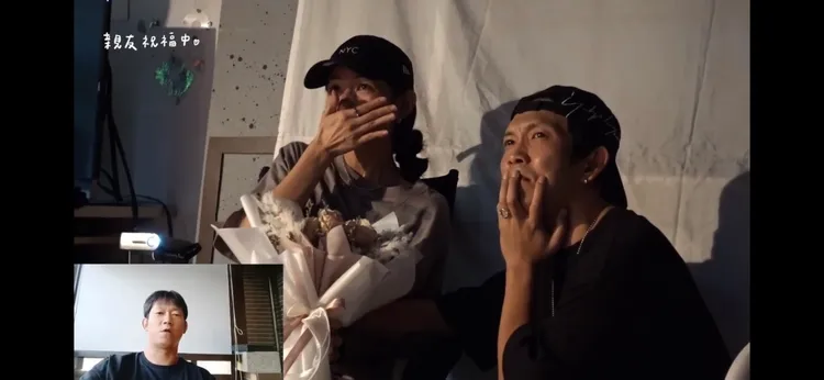 黃尚禾（右）和李千娜看親友錄製影片時都流淚。翻攝李千娜臉書