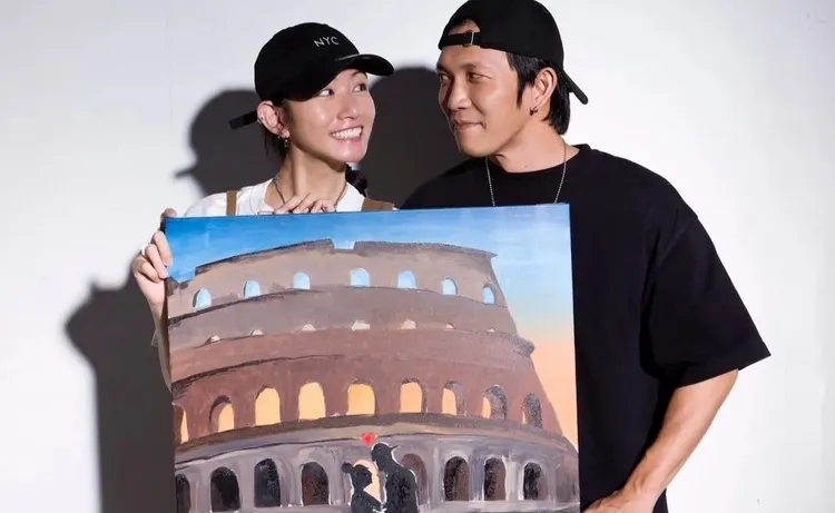 黃尚禾（右）獻上親手繪製具羅馬意涵的畫作求婚，一圓千娜渴望在羅馬被求婚的心願，並期待未來兌現羅馬之旅。米珞安影業提供