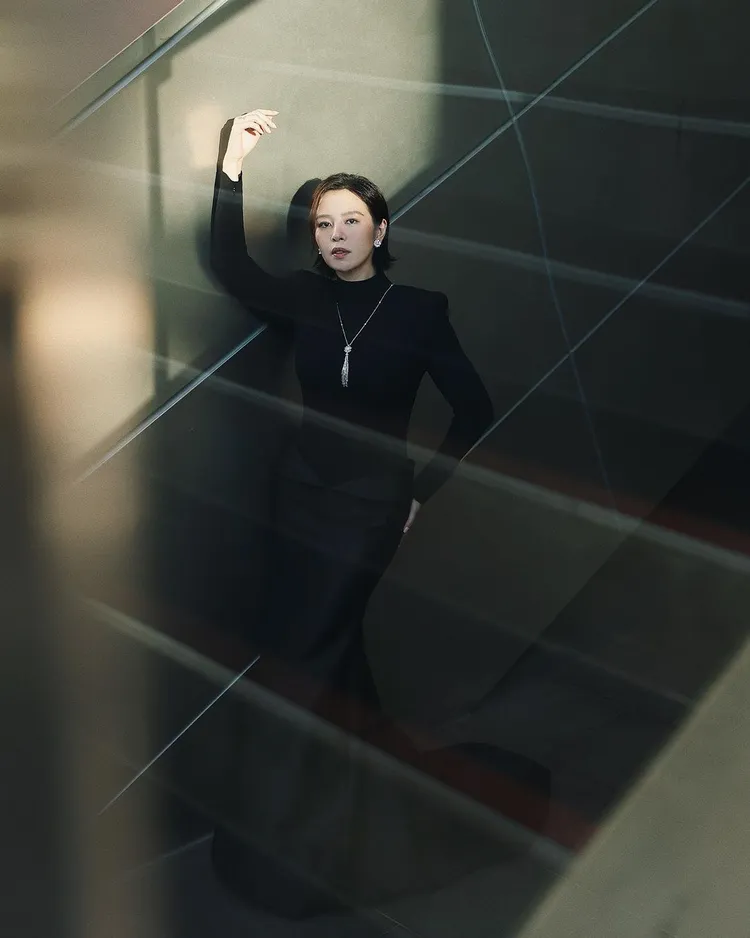 劉品言昨晚身著MARK BUMGARNER黑色禮服現身釜山影展，被讚是「國際巨星」。翻攝劉品言IG