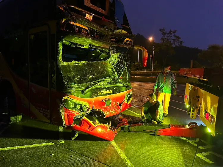 遊覽車追撞釀19人傷。公路局提供