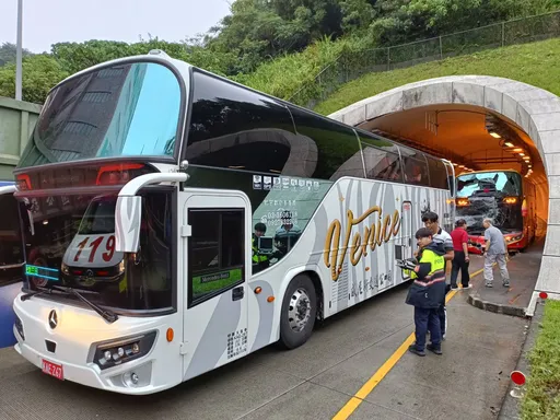 宜兰两游览车追撞酿19人伤!公路局:将前往两公司安全查核