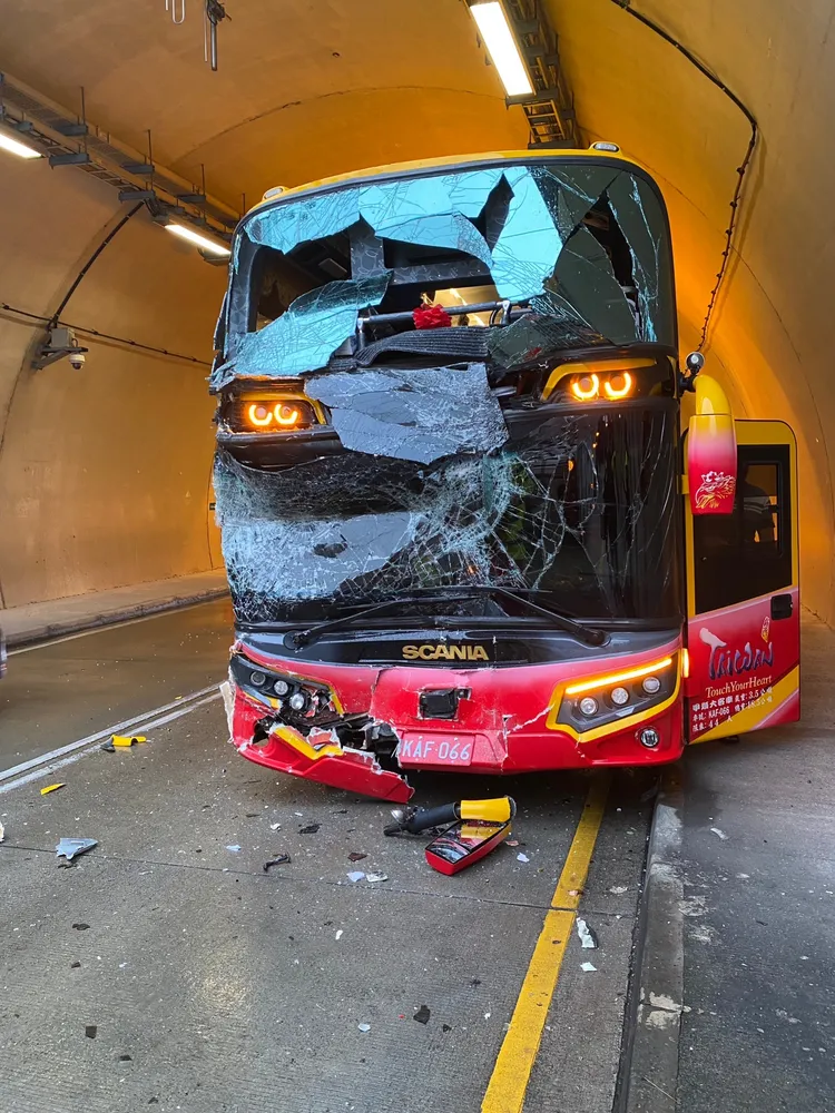 宜蘭兩遊覽車追撞事故。公路局提供