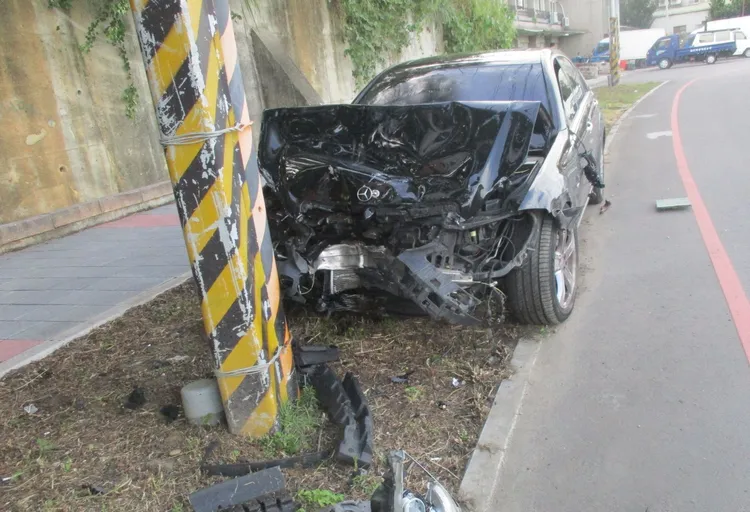 肇事車輛直到撞上電桿才停下來。平鎮警分局提供