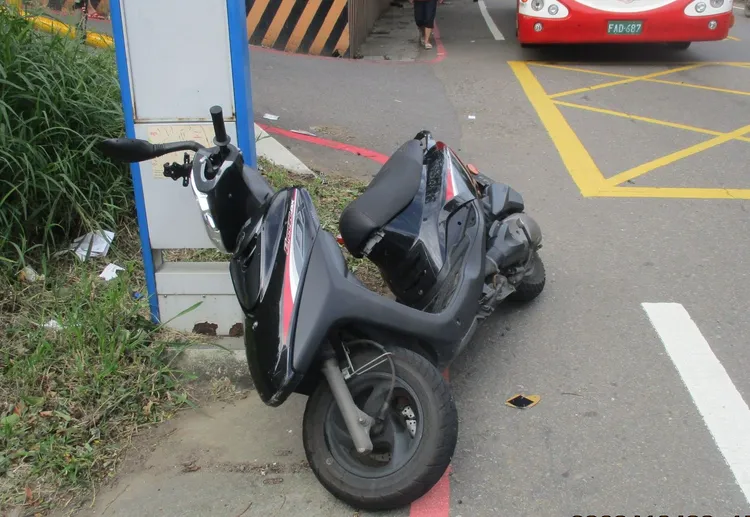 遭撞騎士送醫不治。平鎮警分局提供