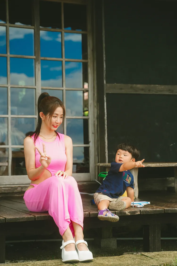 郭書瑤（左）沖繩邂逅小鮮肉。星星相藝提供