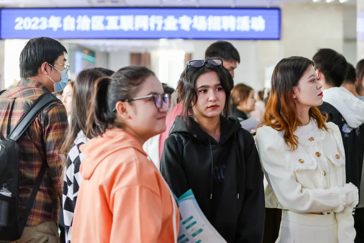 新疆烏魯木齊9月一場招聘會。新華社