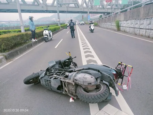 新店外送員越級騎黃牌重機取餐摔車亡 高速衝撞分隔島畫面曝光