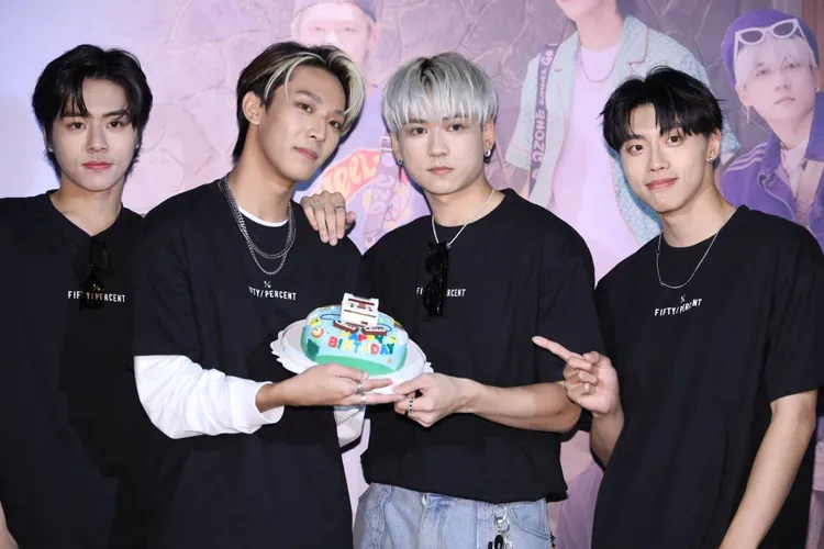 今(15日)祖安生日，煥鈞18日生日，一同慶祝。攝影中心攝