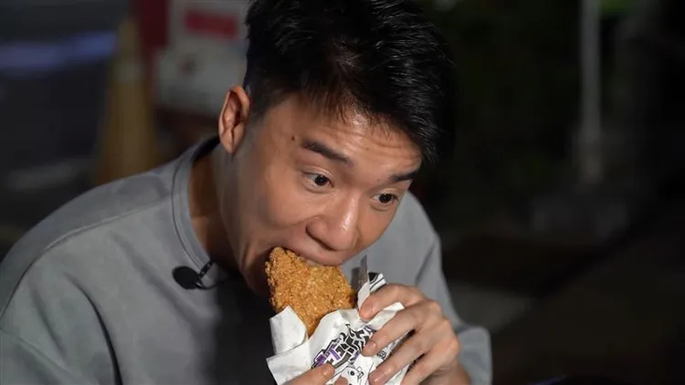 Toyz品評超派雞排說「狗都不吃」。取自Toyz／YT頻道