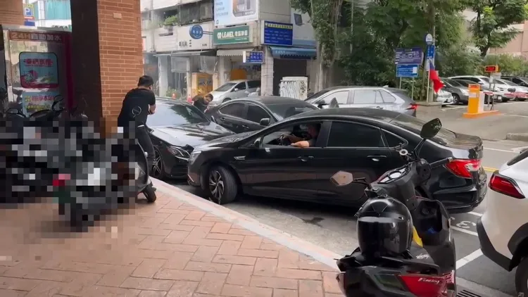 警方包圍嫌犯車輛，持槍喝令對方下車，並持棍破窗逮人。民眾提供