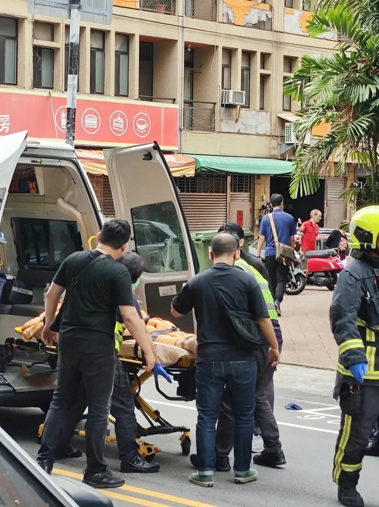 嫌犯在衝撞過程中受傷送醫。翻攝PTT