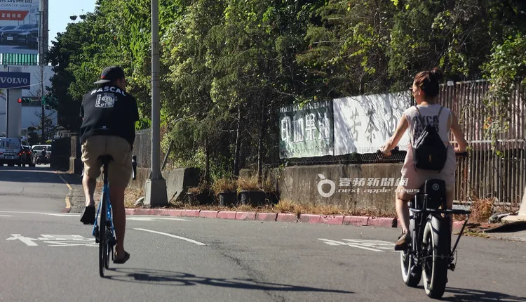 小倆口就這樣騎著腳踏車在內湖街頭逛逛。特勤中心攝