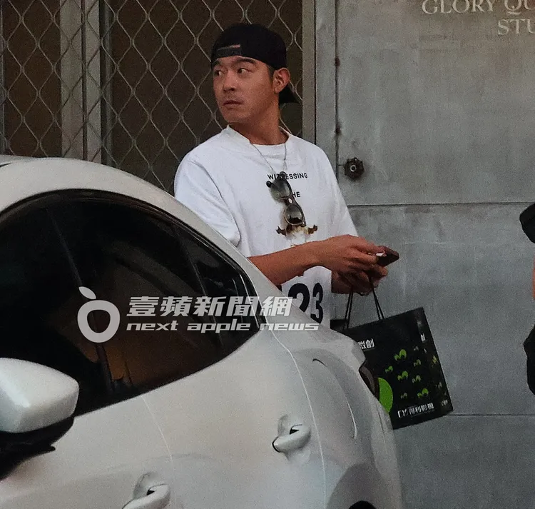 王柏傑一邊走一邊左右查看專屬座駕位置。特勤中心攝