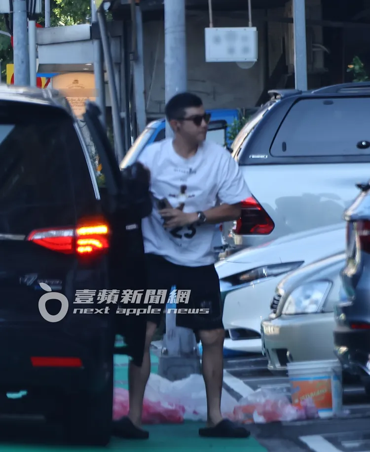 下車後，王柏傑脫下帽子，準備步入錄音室。特勤中心攝