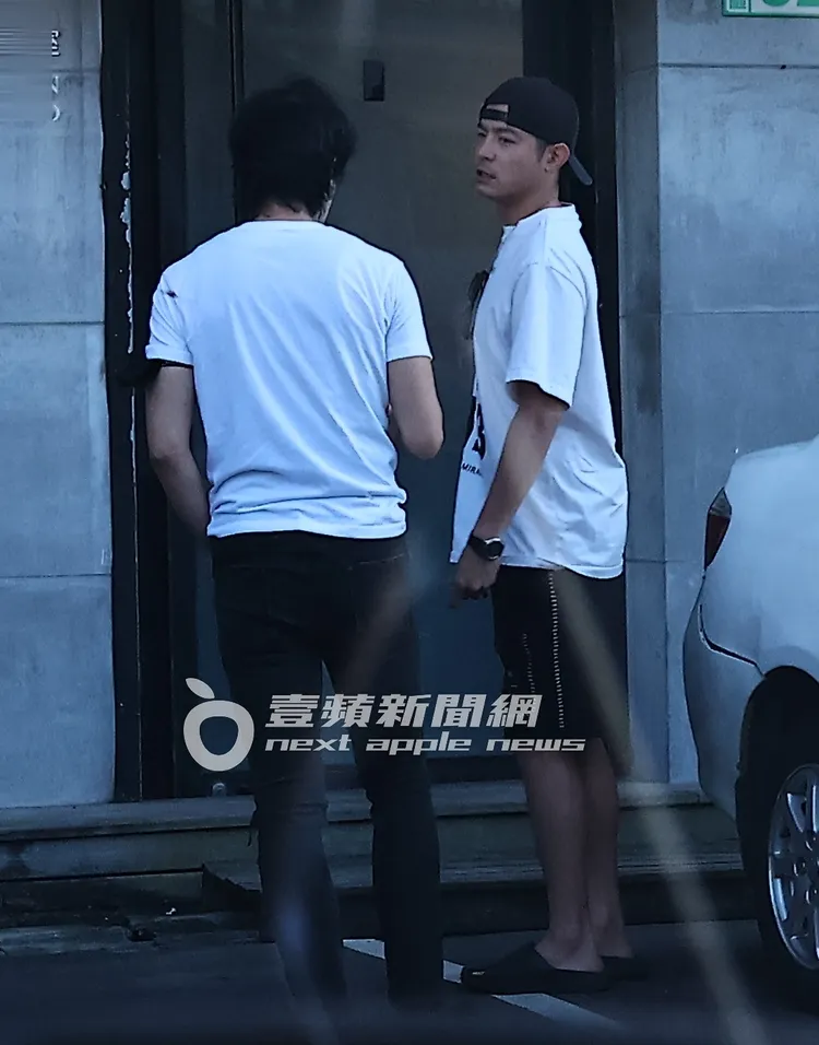 王柏傑（右）與工作人員閒聊後便進去錄音。特勤中心攝