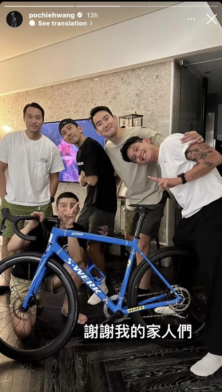 王柏傑在社群網路開心分享家人們送的生日禮物腳踏車。翻攝王柏傑IG