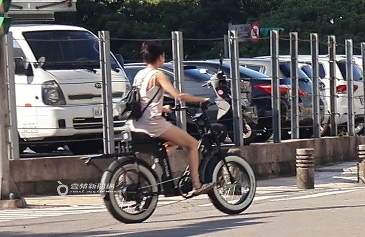 謝欣穎騎著電動腳踏車跟在王柏傑後面。特勤中心攝