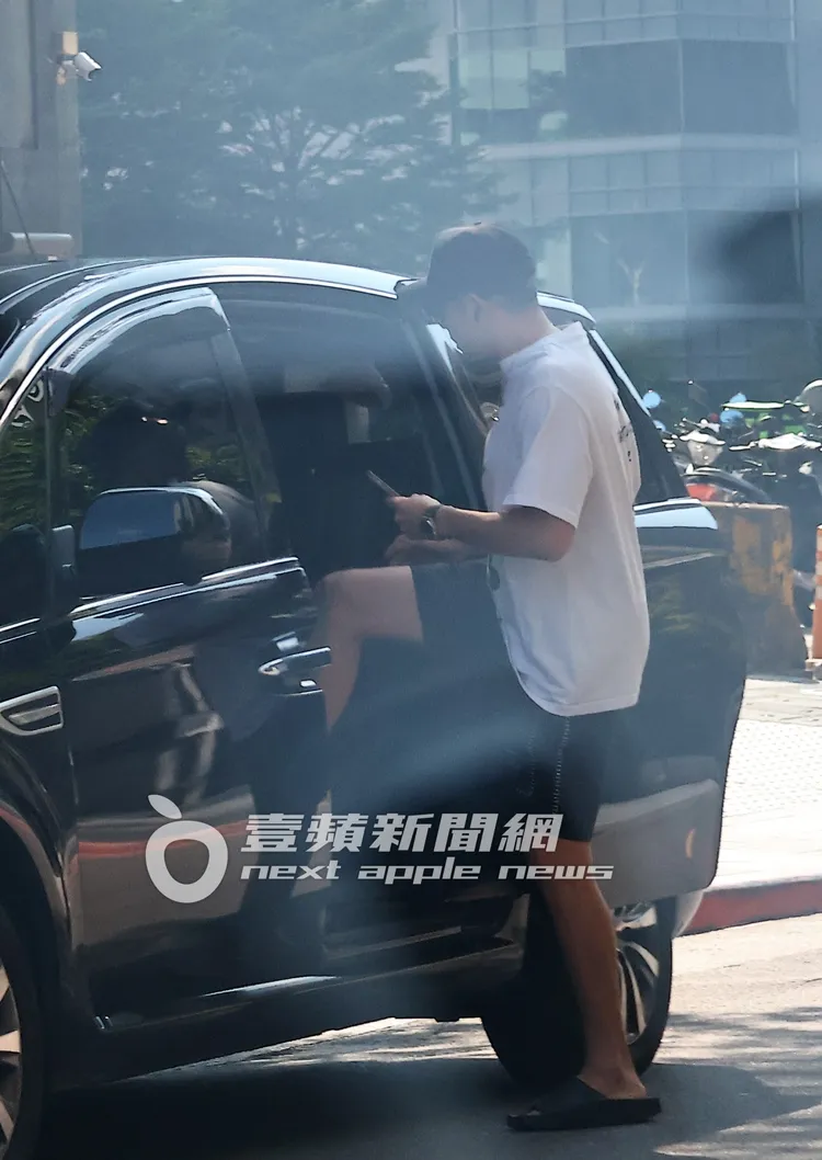 王柏傑坐上經紀公司的保母車離開愛巢。特勤中心攝